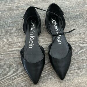 Pointed black flats